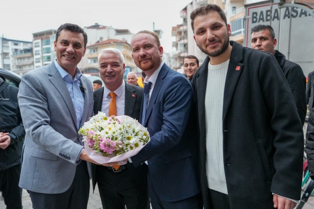 Başkan Zeyrek: “Ramazan, birlik ve beraberliğin ayıdır”
Manisa Büyükşehir Belediye Başkanı Ferdi Zeyrek, iftar öncesi yaptığı konuşmada, Ramazan ayının birlik, beraberlik ve bereketin simgesi olduğunu vurgulayarak, “Ramazan ayının ilk günlerinde sizlerle birlikte iftar yapmanın mutluluğunu yaşıyorum. Ramazan boyunca 26 noktada 100 bin vatandaşımızla soframızı paylaşıyoruz. Paylaştıkça büyüyen, birlikte oldukça güçlenen bir Manisa için yola çıktık. Allah tuttuğumuz oruçları, ettiğimiz duaları kabul etsin. Birliğimizi, beraberliğimizi daim eylesin” dedi.