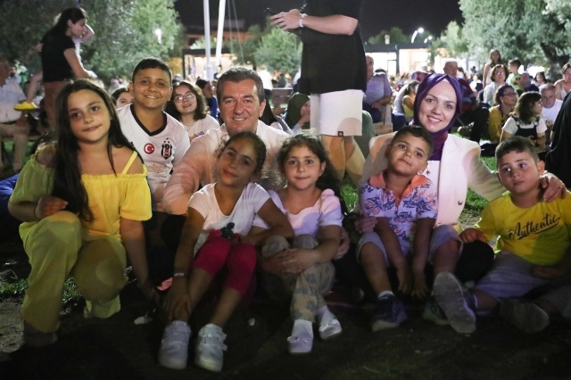 Yıl sonuna kadar Gençlik Merkezi’mizi de gençlerimizin hizmetine sunmak için arkadaşlarımız yoğun mesaisine devam ediyor. Gençlerimiz, çocuklarımız ve vatandaşlarımız için hizmete aldığımız Zeytinpark’ta       0 – 3 yaş grubundan başlayarak tüm yaş grupları için oyun parkları ve sosyal donatı alanları oluşturduk. Gençlerimizi de hiçbir zaman unutmuyor bu sıcak yaz günlerinde ferahlamaları ve güzel vakit geçirmeleri için elimizden gelenin fazlasını yapmaya çalışıyoruz. Ağustos ayı boyunca her Pazar gerçekleşecek Zeytinpark Yerel Gençlik Konserleri’ne tüm gençlerimizi vatandaşlarımızı eğlenceli vakit geçirmeye bekliyoruz”