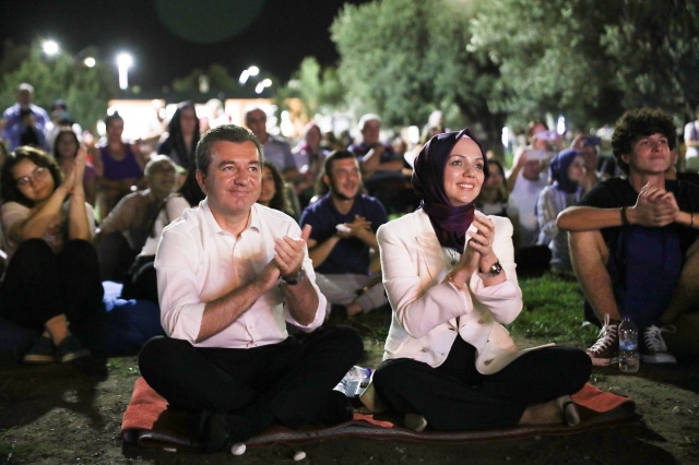 BERGAMA ZEYTİNPARK YEREL GENÇLİK KONSERLERİ BAŞLADI
Ağustos ayı boyunca her Pazar Zeytinpark’ta gerçekleşecek konserlerin ilki Pazar günü yapıldı. Gençlerin şehri Bergama’da Kermes Gençlik Festivalleri ile başlayan organizasyonlarımız Yerel Gençlik Festivali ile devam ediyor. Grup SONÇARE’nin verdiği konserler Ağustos ayı boyunca her Pazar Zeytinpark’ta devam edecek.