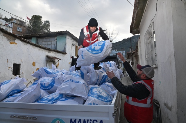 Manisa Büyükşehir Belediyesi, sosyal belediyecilik anlayışı çerçevesinde, her alanda yurttaşların yanında olmaya kararlılıkla devam ediyor. Sosyal Hizmetler Dairesi Başkanlığı koordinesinde, toplamda 5 bin çuvaldan fazla odun, kışın soğuk günlerinde, ihtiyaç sahibi ailelere ulaştırılıyor. Bayındırlık Mahallesi’nde gerçekleştirilen dağıtım hakkında konuşan Muhtar Bedirhan Çiçek, “Malum, Şubat ayı oldukça soğuk geçiyor. Vatandaşlarımız da ekonomik zorluklar nedeniyle odun ve kömür almakta güçlük çekiyor. Büyükşehir Belediyemiz, yerinde ve zamanında yaptığı bu destekle önemli bir hizmet sunuyor. Bayındırlık Mahallesi adına Büyükşehir Belediye Başkanı Ferdi Zeyrek’e teşekkür ediyorum" dedi.