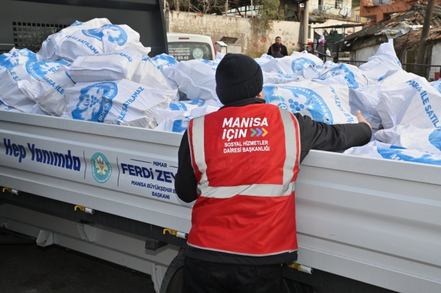 Manisa Büyükşehir Belediyesi, sosyal belediyecilik anlayışıyla 5 bin çuvaldan fazla odunu binlerce ihtiyaç sahibine ulaştıracak. Odun dağıtımının yapıldığı mahallelerden olan Bayındırlık Mahallesi’nin Muhtarı Bedirhan Çiçek, yapılan desteğin özellikle ihtiyaç sahibi vatandaşlar için büyük önem taşıdığını söyledi.