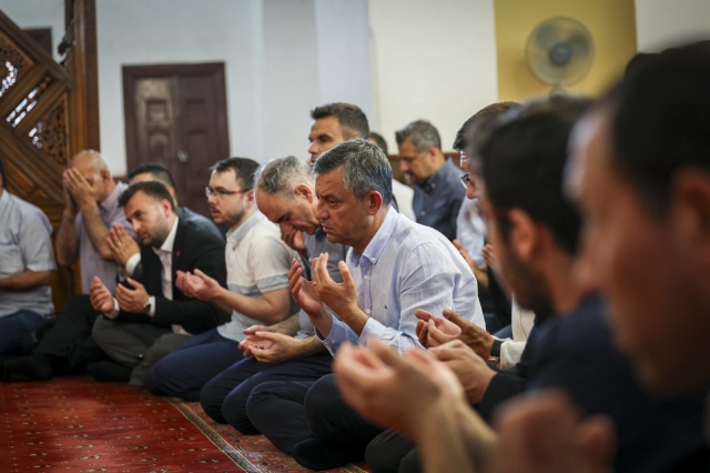 Mevlit Okundu
Başkanımız Ferdi Zeyrek için taziye ziyaretlerinin ardından Hatuniye Camii’nde bir Mevlid-i Şerif programı düzenlendi. Merhum Başkanımızın ruhu için mevlit okunup dualar edildi. Program, Kur’an-ı Kerim tilaveti ve yapılan dualarla sona erdi.