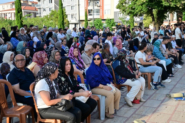 Mezarı Ziyaretçi Akınına Uğradı
İnsanlarla kurduğu bağ ve kısa sürede hayata geçirdiği hizmetlerle halkın sevgisini kazanan Başkanımız Ferdi Zeyrek’in Çatal Mezarlığı’nda bulunan aile mezarlığı da ziyaretçi akınına uğradı. Türkiye’nin dört bir yanından gelen vatandaşlar, Başkanımız Ferdi Zeyrek için mezarı başında dualar okudu.