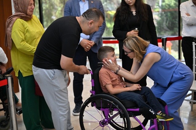 Manisalılar, çevre illerden ve Türkiye’nin dört bir yanından gelen vatandaşlar taziye dileklerini iletmek için uzun kuyruklar oluşturdu. Manisa Valisi Vahdettin Özkan, CHP genel başkan yardımcıları, milletvekilleri, siyasi parti temsilcileri, belediye başkanları, oda başkanları, konsoloslar, sanatçılar ve sivil toplum kuruluşlarının temsilcileri, Fatih Sergi Salonu’nda Başkanımız Ferdi Zeyrek için taziye dileklerini iletti. Binlerce kişinin katıldığı taziye ziyareti sırasında Kur’an-ı Kerim okunurken Manisa İl Müftüsü Şükrü Kabukçu da Ferdi Zeyrek için dua etti. Vatandaşlar, Başkan Zeyrek anısına hazırlanan taziye defterini de imzaladı.