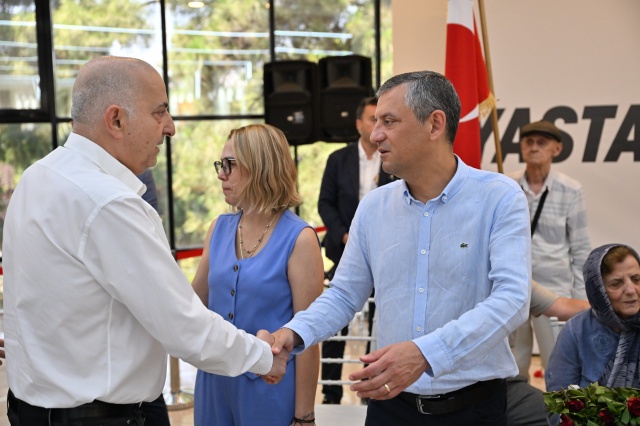 Geçirdiği talihsiz kaza sonucu vefat eden Manisa Büyükşehir Belediye Başkanımız Mimar Ferdi Zeyrek için taziye ziyaretleri devam etti. Taziye kabulünün üçüncü gününde, Başkanımız Ferdi Zeyrek’in ailesi, Cumhuriyet Halk Partisi Genel Başkanı Özgür Özel ve belediye bürokratları vatandaşların başsağlığı dileklerini kabul etti.