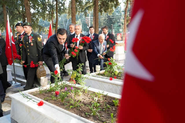 Şehit Mezarlarına Karanfil Bırakıldı
Tören, Kuran-ı Kerim okunması ve dua edilmesi ile devam etti. Ardından şehit mezarlarına karanfil bırakıldı. Törenin sonrasında Çanakkale Şehitler Anıtı da ziyaret edildi. 110 yıl önce vatan topraklarını koruyan kahraman atalarımızın aziz hatırası, Manisa’da bir kez daha yüreklerde hissedildi.
