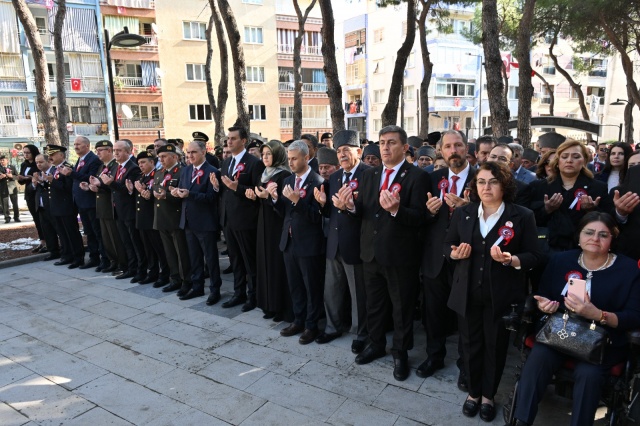 Bir milletin, inancıyla yazdığı en büyük destanlardan olan 18 Mart Şehitleri Anma Günü ve Çanakkale Deniz Zaferi’nin 110’uncu yıl dönümü nedeniyle Manisa Garnizon Şehitliği’nde anma töreni düzenlendi. Manisa Büyükşehir Belediye Başkanı Mimar Ferdi Zeyrek de törende yer alarak şehitlerin mezarlarına karanfil bırakıp dua etti.