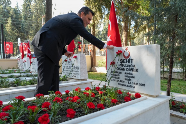 “Aziz şehitlerimizi rahmet ve şükranla anıyorum”
Manisa Valisi Vahdettin Özkan, törende şehitlik defterini imzalamasının ardından yaptığı konuşmada, “Aziz Şehitlerimiz, manevi huzurunda tazimle eğiliyoruz. Vatanımızın bekası için canlarını feda eden şehitlerimizi rahmet ve minnetle anıyoruz. Şehitlerimiz, Türk milletinin hürriyeti için en değerli varlıkları olan canlarını feda etmişlerdir. Milletimizin altın harflerle tarihe yazdırdığı kahramanlık destanlarının en değerli sayfaları, şehadet şerbetini içen kahramanlara aittir. Şehitlik, bir milletin bağımsızlık ve özgürlük mücadelesindeki en yüce mertebedir. Şehitlerimiz, sadece vatan topraklarını savunmakla kalmamış, aynı zamanda milletimizin birliğini, beraberliğini ve huzurunun harcı olmuştur. Her biri, Türk milletinin onurunun ve azminin simgesi olmuşladır. Şehitlerimizin mirası, bizlere sadece geçmişin onuru değil, geleceğin sorumluluğunu da yüklemektedir. Bu sorumluluk, şehitlerimizin emanetini en iyi şekilde yaşatmak ve gelecek nesillere aktarmaktır. 18 Mart Şehitleri Anma Günü ve Çanakkale Zaferi’nin yıl dönümünde Cumhuriyetimizin Kurucusu Gazi Mustafa Kemal Atatürk başta olmak üzere, vatanı uğruna feda-i can eden aziz şehitlerimizi rahmet ve şükranla anıyorum” ifadelerini kullandı.