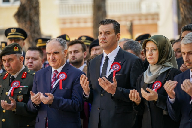 Tarihin akışını değiştiren ve bir milletin azim ve fedakarlığının en büyük sembollerinden biri olan Çanakkale Deniz Zaferi’nin 110’uncu yıl dönümü ve 18 Mart Şehitleri Anma Günü nedeniyle tören düzenlendi. Manisa Garnizon Şehitliğinde düzenlenen programa, Manisa Valisi Vahdettin Özkan, Manisa Büyükşehir Belediye Başkanı Mimar Ferdi Zeyrek, İl Jandarma Komutanı Tuğgeneral İlhan Şen, Cumhuriyet Başsavcısı Kurtca Eker, MCBÜ Rektörü Prof. Dr. Rana Kibar, siyasi parti temsilcileri, sivil toplum örgütlerinin üyeleri ve vatandaşlar katıldı. Şehitlikteki tören, anıta çelenk sunulmasıyla başladı. Saygı duruşunda bulunulması ve İstiklal Marşı’nın okunmasının ardından saygı atışı yapıldı.