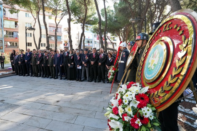 “Bir nefer olarak gittiler, şehit olarak cennete yürüdüler”
Törende konuşan Türkiye Harp Malulü Gaziler Şehit Dul ve Yetimleri Derneği Manisa Şube Başkanı Yusuf Kıyışkan da “O gün Çanakkale’de savaşan her bir askerimiz, bir nefer olarak cepheye gitmiş, birer şehit olarak cennete yürümüştür” diye konuştu.