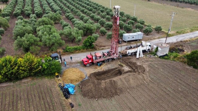 Manisa Su ve Kanalizasyon İdaresi (MASKİ) Genel Müdürlüğü, il genelinde vatandaşlara sağlıklı ve kesintisiz içme suyu temin etmeye devam ediyor. Bu kapsamda İçme Suyu Dairesi Başkanlığı bünyesinde, Kırkağaç ilçesine bağlı Bostancı mahallesinde yeni sondaj kuyusu çalışmaları devam ediyor. Çalışmaların tamamlanmasının ardından mahalle sakinleri sağlıklı ve kesintisiz içme suyuna kavuşacak. MASKİ Kırkağaç İlçe Şefi Fahri Dinçer, mahalle muhtarı Mehmet Tarlacı ile birlikte çalışmaları yerinde takip etti.