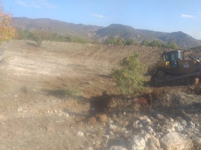 Tarımsal ve kırsal kalkınmaya yönelik çalışmalarını aralıksız sürdüren Manisa Büyükşehir Belediyesi, hayvan içme suyu göleti yapım, temizlik ve bakım çalışmalarını da aralıksız sürdürüyor. Bu kapsamda Kırsal Hizmetler Dairesi Başkanlığı ekiplerince, Demirci ilçesine bağlı Boyacık Mahallesi’nde bulunan hayvan içme suyu göletinde yürütülen temizlik çalışmaları da tamamlandı. Yaklaşık 2500 besi hayvanının faydalandığı göletteki çalışmalar için Boyacık Mahalle Muhtarı Kadir Öngen ve vatandaşlar, Manisa Büyükşehir Belediye Başkanı Cengiz Ergün ve tüm ekibine teşekkür etti. Üreticiye yönelik desteklerinin süreceğini belirten Kırsal Hizmetler Dairesi Başkanı Yılmaz Usta, “Başkanımız Sayın Cengiz Ergün öncülüğünde üreticimizin yanında olmaya devam edeceğiz” dedi.