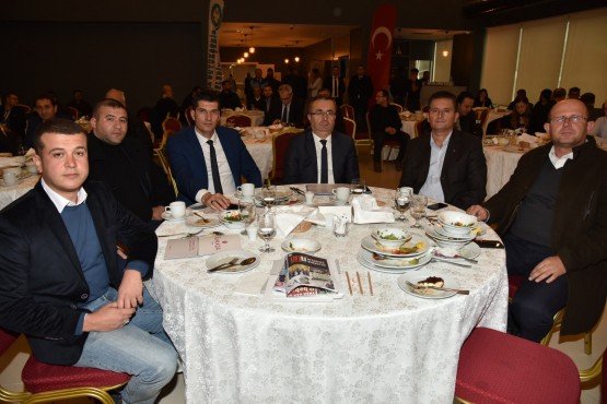 FOTOĞRAFLARIN TAMAMINI GÖRMEK İÇİN FOTOLARIN ÜSTÜNE TIKLAYIN DİĞER FOTOĞRAFLAR EKRANINIZA GELECEKTİR.

Büyükşehir’den Soma’ya 366 Milyonluk Yatırım
Manisa Büyükşehir Belediye Başkanı Cengiz Ergün Soma’da mahalle muhtarlarıyla buluştu. Mahalle muhtarıyla öğle yemeğinde bir araya gelen Başkan Ergün, Manisa Büyükşehir Belediyesi ve MASKİ Genel Müdürlüğü’nün ilçede gerçekleştirdiği çalışmalarla ilgili bilgiler verdi. Büyükşehir Belediyesi ve MASKİ Genel Müdürlüğü kanalıyla Soma’ya 366 milyon liranın üzerinde yatırım yaptıklarını belirten Başkan Ergün, “Bizleri siyasi çekişmelerin içine çekmeye çalışanlara kulak tıkadık. Manisa’mıza hizmet edeceğiz dedik ve bu doğrultuda çalışmalarımızı sürdürdük” ifadelerini kullandı.
Sık sık ilçelere gerçekleştirdiği ziyaretlerle ilçelerin nabzını tutan ve vatandaşlarla bir araya gelen Manisa Büyükşehir Belediye Başkanı Cengiz Ergün, Soma’ya ziyarette bulundu. Başkan Ergün, Soma ziyaretinde Manisa Büyükşehir Belediyesi ve MASKİ Genel Müdürlüğü’nün ilçede gerçekleştirdiği çalışmaları da yerinde inceledi. Başkan Ergün, Soma ziyaretinde ilçede görev yapan mahalle muhtarlarıyla da buluştu. Ramada Otel’de düzenlenen öğle yemeğinde muhtarlar ile bir araya gelen Başkan Ergün’e Büyükşehir Belediyesi Genel Sekreteri Aytaç Yalçınkaya, Büyükşehir Belediyesi Genel Sekreter Yardımcısı Yılmaz Gençoğlu, MASKİ Genel Müdür Yardımcısı Burak Aslay, Büyükşehir Belediyesi Başkan Danışmanı Azmi Açıkdil, Daire Başkanları, MHP İl Başkanı Erkan Öztürk, MHP İl Kadın Kolları Başkanı Hediye Özsoy, MHP İlçe Başkanı Adem Yıldırım, MHP İlçe Kadın Kolları Başkanı Emel Coşkun, MHP Soma eski İlçe Başkanı Murat Maan da eşlik etti.
Arslan Muhtarlara Hitap Etti
MHP Yunusemre Belediyesi Meclis Üyesi Hüseyin Köroğlu tarafından okunan duanın ardından programın açılış konuşmasını Muhtarlıklar Dairesi Başkanı Ersoy Arslan yaptı. Arslan, muhalle muhtarlarının devlet ile millet arasında adeta bir köprü görevi üstlendiğini belirtti. Arslan’ın ardından söz alan Soma Muhtarlar Derneği Başkanı Hüseyin Ölek ise, düzenlen organizasyon nedeniyle memnuniyetini paylaştı.
Kuruluş Sürecini Anlattı
Somalı mahalle muhtarlarına hitap eden Manisa Büyükşehir Belediye Başkanı Cengiz Ergün, Büyükşehir Belediyesi ve MASKİ Genel Müdürlüğü’nün kuruluş sürecini anlattı. Başkan Ergün, “Bugün geride bıraktığımız 4,5 yılı aşkın sürede ortaya koyduğumuz çalışmaları anlatmak ve sizlerin de taleplerini dinlemek üzere bir aradayız. Bu sürece gelmek kolay olmadı. MASKİ Genel Müdürlüğünün sıfırdan kurulması, bina ve ekipman eksikliklerinin giderilmesi, büyükşehir ve MASKİ’de yönetim kademesi ve sahada çalışacak ekiplerin atamalarının yapılması, ilçelerimizde koordinasyon merkezlerinin kurulması, ilçe belediyeleriyle sorumluluk alanlarını belirlemek, mal paylaşımları, yeni araç filolarının kurulması gibi çok geniş yelpazede çalışmayı Manisa’yla birlikte büyükşehir olan diğer 13 ilden çok çok önce tamamladık. Altyapısı olmayan, kanalizasyonu bulunmayan, yolu bozuk, köprü ihtiyacı olan mahallelerimiz, köylerimiz olduğunu üzülerek gördük. Bizler geleceğimize yatırım yapalım, çocuklarımız temiz su içsin, kanalizasyon hatlarını yenileyelim bulaşıcı hastalıklar olmasın dedik ve büyük bir altyapı yatırım hamlesi başlattık. Birçok belediye başkanı gözle görünmediği için altyapı hizmeti yapmaktan kaçıyor. Bunun aksine biz oy kaygısı gütmeden paslanmış borulardan, içler acısı halde olan su depolarından halkımız su içmesin düşüncesiyle bunların temizliğini ve yenilemelerini yaptık ve yapmaya devam ediyoruz” dedi.
Sağlıklı Nesiller İçin 77 Milyonluk Altyapı Yatırımı
MASKİ Genel Müdürlüğü kanalıyla Soma’da gerçekleştirilen altyapı yatırımlarını anlatan Başkan Ergün, “MASKİ Genel Müdürlüğünün Avrupa Birliği ile Çevre ve Şehircilik Bakanlığı’nın işbirliği kapsamında inşa ettiği Soma Atıksu Arıtma Tesisi 36 milyon lira yatırımla tamamlandı. Bunun için 291 bin 542 liralık bir kamulaştırma da yaptık. İşletilmesine ise şuana kadar 1 milyon 522 bin 153 Lira harcandı. Yani, bu önemli tesise şu ana kadar 37 milyon 800 bin liranın üzerinde bir kaynak harcanmış oldu. Soma’mızın altyapı konusunda kanayan bir yarası vardı. Yıllardır her yağmurda yukarı mahallelerden gelen ve vatandaşlarımızın su basmaları ve sel sorunları yaşamasına sebep olan bir durum söz konusuydu. Buna karşı kuşaklama yağmur suyu hattı yaparak, Soma’yı artık su basma ve taşkınlardan kurtardık. Yalnızca MASKİ Genel Müdürlüğümüzün Soma’mıza yaptığı yatırımın rakamsal değeri tam tamına 77 milyon lira. Eski parayla ifade edecek olsak, 77 trilyon. Altyapıdır, gözle görülmez diyebilirdik. Sadece üste makyaj yapıp geçebilirdik. Bu ve buna benzer milyonlarca liralık yatırımları tüm ilçelerimize yaptık. Bu yatırımlar sağlıklı içme suyu, sağlıklı kanalizasyon ve sağlıklı nesiller içindir bu böyle biline” diye konuştu.
İlçede Yapılan Çalışmaları Anlattı
2014 yılının Mayıs ayında gerçekleşen maden faciasında şehit olan 301 madencinin anısına Soma Maden Şehitliği’ni yapıldığını belirten Başkan Ergün, “Onların anılarını yaşatmak adına Soma Maden Şehitliği Anıtı’nı yaptık. Turgutalp Mahallemizdeki şehitliği yeniledik. 257 gerçek ihtiyaç sahibi vatandaşımızın yararlandığı gıda bankası, 647 öğrenci kardeşimizin eğitim aldığı MABEM kurslarımız Soma’da hizmette. Soma Otobüs Terminali, Kamyon Garajı, Yavuz Selim Bulvarı prestij düzenlemesi, Cenkyeri ve Yağcılı itfaiye müfrezesi, Bölgesel Isıtma Sistemi Pompa İstasyonu, Bölgesel Isıtma Ofisi, Atatürk Caddesi prestij düzenlemesi, Nazım Usluoğlu Caddesi prestij düzenlemesi ve İstasyon Mahallemize kazandırdığımız park ve meydan düzenlememiz ile modüler mezbaha tesisi yapımını tamamladığımız proje ve hizmetlerimiz. Prestij cadde düzenlemelerimize şöyle bir paragraf açmak istiyorum. Bu düzenlemede bildiğimiz klasik parke taşı kullanmak yerine bazalt kaplamalı taşlardan kullandık. 22 milyon 700 bin liralık yatırımla toplam 43 bin 440 metrekare kullandığımız bu taşlar, hem görünümü hem de dayanıklı yapısıyla prestij caddelerine renk kattı. Ayrıca 189 tane elektrik direği montajıyla şıkır şıkır caddeleri ilçemize kazandırmış olduk. Güle güle kullanılsın” dedi.
“Büyükşehir’e Laf Atanlara En Güzel Cevap 217 Milyonluk BIS Yatırımı”
Soma Bölgesel Isıtma Sistemi noktasında çalışmaların hızla devam ettiğini vurgulayan Başkan Ergün, “Siyasi olarak çok şey söylendi. Birçok algı oluşturulmaya çalışıldı. Bunlara yanıt vermek niyetinde değilim. Soma Belediyesinden devraldığımızda 236 abonesi bulunan Bölgesel Isıtma Sistemlerinde bugün itibariyle 10 bin 178 aboneye ulaştığımızı belirtmek istiyorum. Avrupa’da da ses getiren bu önemli projeyle Soma’mızın kendi öz kaynaklarıyla ısınması noktasında 217 milyon lira gibi bir yatırım yaptık. Bu rakam öyle küçümsenecek bir rakam değil. Siyasi olarak büyükşehir belediyesine laf atanlara 217 trilyonluk bu yatırım en güzel cevaptır. Hedefimiz, Soma’nın temiz hava solumasını sağlayacak bu projede tüm ilçemizi ısıtmak. Bu hedefimize emin adımlarla ilerliyoruz” diye konuştu.
184 Kilometre Asfalt, 639 Bin Metrekare Kilit Parke
Ulaşımda dönüşüm, asfalt, kilit parke gibi hizmetler hakkında da bilgiler veren Manisa Büyükşehir Belediye Başkanı Cengiz Ergün, “İl genelinde başlattığımız toplu ulaşımda dönüşüm hamlemizle klimalı, engelli erişimine uygun, kameralı ve modern araçlarla ulaşım yapılmasını sağladık. Tabi araçlar modernleşirken, yolları yenilememek de olmaz dedik. Yaklaşık 11 milyon 300 bin liralık bir yatırımla bugüne kadar Soma’mızın yollarında 184 kilometre asfalt çalışması yaptık. Özellikle köy ve beldeden mahalleye dönen mahallerimiz olmak üzere hem Büyükşehir Belediyemiz, hem MASKİ Genel Müdürlüğümüz kanalıyla Soma genelinde yaklaşık 19 milyon lira gibi bir bedelle 639 bin 302 metrekare parke taşı döşeme işini de gerçekleştirerek, hemşerilerimizi yazın toz-toprak, kışın çamur derdinden kurtarmış olduk. Manisa’da 40 yıllık çöp sorununu tarihe gömdüğümüz Uzunburun Katı Atık Bertaraf Tesisi’ni hayata geçirdiğimizi hepiniz biliyorsunuz. Bu önemli tesis, aynı zamanda Soma’mızın da çöp sorununu bitirecek. Tüm bu saydığım projelerin ve hizmetlerin parasal karşılığı 289 milyon lirayı aştı. MASKİ Genel Müdürlüğünü de dahil ettiğimizde 366 milyon liranın üzerinde bir yatırımı Soma’mıza kazandırmışız. İyi ki de yapmışız. Helali hoş olsun” dedi.
Bir Allah Razı Olsun Sözü Bize Yeter
Manisa Büyükşehir Belediyesi olarak hiçbir zaman siyaset yapmadıklarını belirten Başkan Ergün, “Bizleri siyasi çekişmelerin içine çekmeye çalışanlara kulak tıkadık. Biz işimizi yapacağız, Manisa’mıza hizmet edeceğiz dedik ve bu doğrultuda çalışmalarımızı sürdürdük. İnsanız. Elbette eksiğimiz olacak. Ulaşmakta geciktiğimiz yerler de olmuştur. Ancak şunu iyi bilmenizi isterim ki, hiçbir ayrım gözetmeden geleceğe yönelik proje ve hizmet üretmenin çabasında olduk. Bu çizgimizi bozmadık ve bundan sonra da bozmadan hizmet etmeye devam edeceğiz. Sizler de takdir edersiniz ki 4 buçuk yılda, ki bunun en az 1 yılı Büyükşehir ve MASKİ yapılanmasıyla geçti. Geriye kalan 3 buçuk-4 yıl gibi bir sürede 17 ilçe ve 1088 mahallemizin 30-40 yıllık sorunlarını tümden çözmek imkansız. Bu, bütçe ile ekip ve ekipmanla doğru orantılı. Sonuçta biz de Merkez Bankası değiliz, belediyemizin bütçesi ve imkanları sınırsız değil. Ancak biz hesabımızı iyi biliyor ve iyi hesap yapıyoruz. Bütçesini en iyi kullanan, en çok altyapı yapan, en çok atık su arıtma tesisi yapan ve bu konularda birinciliği kimseye kaptırmayan Manisa Büyükşehir Belediyesi ve MASKİ hiçbir kimse ve kurumdan ekstra destek almadan kendi bütçesi ile bu çalışmaları yapmakta ve kendi yağıyla kavrulmaktadır. Bizi her şekilde eleştirebilirler, eksik yaptı yanlış yaptı gecikti diyebilirler ama çalışmıyor diyemezler. Bugüne kadar yaptıklarımız, bundan sonra yapacaklarımızın teminatıdır. Bizler daha iyisini yapmaya da istekliyiz. Çünkü biz Soma’mızı, Manisa’mızı seviyoruz. Yaptığımız çalışmalar gerek tarafsız kamuoyu araştırmalarında, gerek siz değerli muhtarlarımızın geri dönüşlerinde, gerek de halkımızın yüzündeki tebessüm ve gözlerindeki ışıltıyla kendini belli ediyor. Bir Allah razı olsun sözü bize yeter diyoruz” ifadelerini kullandı.
Muhtarlardan Teşekkür
Manisa Büyükşehir Belediye Başkanı Cengiz Ergün, konuşmasının ardından mahalle muhtarlarına söz verdi. Tek tek söz alarak taleplerini anlatan mahalle muhtarları, bugüne kadar mahallelerine yapılan hizmetler nedeniyle de teşekkürlerini ilettiler. Konuşmaların ardından Cenkyeri Mahalle Muhtarı Arif İnan, MHP Genel Başkanı Devlet Bahçeli’ye takdim edilmek üzere Başkan Ergün’e Osmanlı tuğrasının yer aldığı özel bir tabak hediye etti. Ramada Otel Müdürü Hatice Coşkun da, Başkan Ergün ve davetlilerini ağırlamaktan duydukları mutluluğu belirterek çiçek takdim etti.