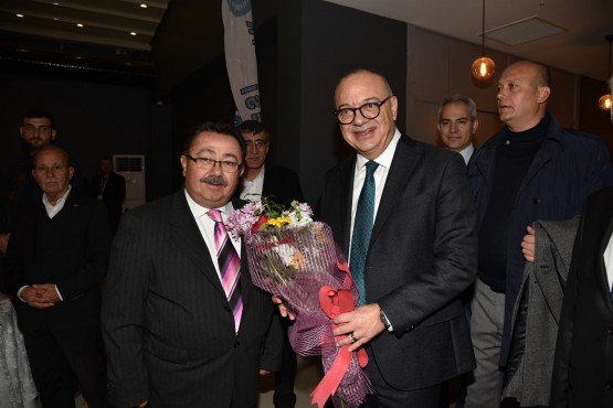 FOTOĞRAFLARIN TAMAMINI GÖRMEK İÇİN FOTOLARIN ÜSTÜNE TIKLAYIN DİĞER FOTOĞRAFLAR EKRANINIZA GELECEKTİR.
Büyükşehir’den Soma’ya 366 Milyonluk Yatırım
Manisa Büyükşehir Belediye Başkanı Cengiz Ergün Soma’da mahalle muhtarlarıyla buluştu. Mahalle muhtarıyla öğle yemeğinde bir araya gelen Başkan Ergün, Manisa Büyükşehir Belediyesi ve MASKİ Genel Müdürlüğü’nün ilçede gerçekleştirdiği çalışmalarla ilgili bilgiler verdi. Büyükşehir Belediyesi ve MASKİ Genel Müdürlüğü kanalıyla Soma’ya 366 milyon liranın üzerinde yatırım yaptıklarını belirten Başkan Ergün, “Bizleri siyasi çekişmelerin içine çekmeye çalışanlara kulak tıkadık. Manisa’mıza hizmet edeceğiz dedik ve bu doğrultuda çalışmalarımızı sürdürdük” ifadelerini kullandı.
Sık sık ilçelere gerçekleştirdiği ziyaretlerle ilçelerin nabzını tutan ve vatandaşlarla bir araya gelen Manisa Büyükşehir Belediye Başkanı Cengiz Ergün, Soma’ya ziyarette bulundu. Başkan Ergün, Soma ziyaretinde Manisa Büyükşehir Belediyesi ve MASKİ Genel Müdürlüğü’nün ilçede gerçekleştirdiği çalışmaları da yerinde inceledi. Başkan Ergün, Soma ziyaretinde ilçede görev yapan mahalle muhtarlarıyla da buluştu. Ramada Otel’de düzenlenen öğle yemeğinde muhtarlar ile bir araya gelen Başkan Ergün’e Büyükşehir Belediyesi Genel Sekreteri Aytaç Yalçınkaya, Büyükşehir Belediyesi Genel Sekreter Yardımcısı Yılmaz Gençoğlu, MASKİ Genel Müdür Yardımcısı Burak Aslay, Büyükşehir Belediyesi Başkan Danışmanı Azmi Açıkdil, Daire Başkanları, MHP İl Başkanı Erkan Öztürk, MHP İl Kadın Kolları Başkanı Hediye Özsoy, MHP İlçe Başkanı Adem Yıldırım, MHP İlçe Kadın Kolları Başkanı Emel Coşkun, MHP Soma eski İlçe Başkanı Murat Maan da eşlik etti.
Arslan Muhtarlara Hitap Etti
MHP Yunusemre Belediyesi Meclis Üyesi Hüseyin Köroğlu tarafından okunan duanın ardından programın açılış konuşmasını Muhtarlıklar Dairesi Başkanı Ersoy Arslan yaptı. Arslan, muhalle muhtarlarının devlet ile millet arasında adeta bir köprü görevi üstlendiğini belirtti. Arslan’ın ardından söz alan Soma Muhtarlar Derneği Başkanı Hüseyin Ölek ise, düzenlen organizasyon nedeniyle memnuniyetini paylaştı.
Kuruluş Sürecini Anlattı
Somalı mahalle muhtarlarına hitap eden Manisa Büyükşehir Belediye Başkanı Cengiz Ergün, Büyükşehir Belediyesi ve MASKİ Genel Müdürlüğü’nün kuruluş sürecini anlattı. Başkan Ergün, “Bugün geride bıraktığımız 4,5 yılı aşkın sürede ortaya koyduğumuz çalışmaları anlatmak ve sizlerin de taleplerini dinlemek üzere bir aradayız. Bu sürece gelmek kolay olmadı. MASKİ Genel Müdürlüğünün sıfırdan kurulması, bina ve ekipman eksikliklerinin giderilmesi, büyükşehir ve MASKİ’de yönetim kademesi ve sahada çalışacak ekiplerin atamalarının yapılması, ilçelerimizde koordinasyon merkezlerinin kurulması, ilçe belediyeleriyle sorumluluk alanlarını belirlemek, mal paylaşımları, yeni araç filolarının kurulması gibi çok geniş yelpazede çalışmayı Manisa’yla birlikte büyükşehir olan diğer 13 ilden çok çok önce tamamladık. Altyapısı olmayan, kanalizasyonu bulunmayan, yolu bozuk, köprü ihtiyacı olan mahallelerimiz, köylerimiz olduğunu üzülerek gördük. Bizler geleceğimize yatırım yapalım, çocuklarımız temiz su içsin, kanalizasyon hatlarını yenileyelim bulaşıcı hastalıklar olmasın dedik ve büyük bir altyapı yatırım hamlesi başlattık. Birçok belediye başkanı gözle görünmediği için altyapı hizmeti yapmaktan kaçıyor. Bunun aksine biz oy kaygısı gütmeden paslanmış borulardan, içler acısı halde olan su depolarından halkımız su içmesin düşüncesiyle bunların temizliğini ve yenilemelerini yaptık ve yapmaya devam ediyoruz” dedi.
Sağlıklı Nesiller İçin 77 Milyonluk Altyapı Yatırımı
MASKİ Genel Müdürlüğü kanalıyla Soma’da gerçekleştirilen altyapı yatırımlarını anlatan Başkan Ergün, “MASKİ Genel Müdürlüğünün Avrupa Birliği ile Çevre ve Şehircilik Bakanlığı’nın işbirliği kapsamında inşa ettiği Soma Atıksu Arıtma Tesisi 36 milyon lira yatırımla tamamlandı. Bunun için 291 bin 542 liralık bir kamulaştırma da yaptık. İşletilmesine ise şuana kadar 1 milyon 522 bin 153 Lira harcandı. Yani, bu önemli tesise şu ana kadar 37 milyon 800 bin liranın üzerinde bir kaynak harcanmış oldu. Soma’mızın altyapı konusunda kanayan bir yarası vardı. Yıllardır her yağmurda yukarı mahallelerden gelen ve vatandaşlarımızın su basmaları ve sel sorunları yaşamasına sebep olan bir durum söz konusuydu. Buna karşı kuşaklama yağmur suyu hattı yaparak, Soma’yı artık su basma ve taşkınlardan kurtardık. Yalnızca MASKİ Genel Müdürlüğümüzün Soma’mıza yaptığı yatırımın rakamsal değeri tam tamına 77 milyon lira. Eski parayla ifade edecek olsak, 77 trilyon. Altyapıdır, gözle görülmez diyebilirdik. Sadece üste makyaj yapıp geçebilirdik. Bu ve buna benzer milyonlarca liralık yatırımları tüm ilçelerimize yaptık. Bu yatırımlar sağlıklı içme suyu, sağlıklı kanalizasyon ve sağlıklı nesiller içindir bu böyle biline” diye konuştu.
İlçede Yapılan Çalışmaları Anlattı
2014 yılının Mayıs ayında gerçekleşen maden faciasında şehit olan 301 madencinin anısına Soma Maden Şehitliği’ni yapıldığını belirten Başkan Ergün, “Onların anılarını yaşatmak adına Soma Maden Şehitliği Anıtı’nı yaptık. Turgutalp Mahallemizdeki şehitliği yeniledik. 257 gerçek ihtiyaç sahibi vatandaşımızın yararlandığı gıda bankası, 647 öğrenci kardeşimizin eğitim aldığı MABEM kurslarımız Soma’da hizmette. Soma Otobüs Terminali, Kamyon Garajı, Yavuz Selim Bulvarı prestij düzenlemesi, Cenkyeri ve Yağcılı itfaiye müfrezesi, Bölgesel Isıtma Sistemi Pompa İstasyonu, Bölgesel Isıtma Ofisi, Atatürk Caddesi prestij düzenlemesi, Nazım Usluoğlu Caddesi prestij düzenlemesi ve İstasyon Mahallemize kazandırdığımız park ve meydan düzenlememiz ile modüler mezbaha tesisi yapımını tamamladığımız proje ve hizmetlerimiz. Prestij cadde düzenlemelerimize şöyle bir paragraf açmak istiyorum. Bu düzenlemede bildiğimiz klasik parke taşı kullanmak yerine bazalt kaplamalı taşlardan kullandık. 22 milyon 700 bin liralık yatırımla toplam 43 bin 440 metrekare kullandığımız bu taşlar, hem görünümü hem de dayanıklı yapısıyla prestij caddelerine renk kattı. Ayrıca 189 tane elektrik direği montajıyla şıkır şıkır caddeleri ilçemize kazandırmış olduk. Güle güle kullanılsın” dedi.
“Büyükşehir’e Laf Atanlara En Güzel Cevap 217 Milyonluk BIS Yatırımı”
Soma Bölgesel Isıtma Sistemi noktasında çalışmaların hızla devam ettiğini vurgulayan Başkan Ergün, “Siyasi olarak çok şey söylendi. Birçok algı oluşturulmaya çalışıldı. Bunlara yanıt vermek niyetinde değilim. Soma Belediyesinden devraldığımızda 236 abonesi bulunan Bölgesel Isıtma Sistemlerinde bugün itibariyle 10 bin 178 aboneye ulaştığımızı belirtmek istiyorum. Avrupa’da da ses getiren bu önemli projeyle Soma’mızın kendi öz kaynaklarıyla ısınması noktasında 217 milyon lira gibi bir yatırım yaptık. Bu rakam öyle küçümsenecek bir rakam değil. Siyasi olarak büyükşehir belediyesine laf atanlara 217 trilyonluk bu yatırım en güzel cevaptır. Hedefimiz, Soma’nın temiz hava solumasını sağlayacak bu projede tüm ilçemizi ısıtmak. Bu hedefimize emin adımlarla ilerliyoruz” diye konuştu.
184 Kilometre Asfalt, 639 Bin Metrekare Kilit Parke
Ulaşımda dönüşüm, asfalt, kilit parke gibi hizmetler hakkında da bilgiler veren Manisa Büyükşehir Belediye Başkanı Cengiz Ergün, “İl genelinde başlattığımız toplu ulaşımda dönüşüm hamlemizle klimalı, engelli erişimine uygun, kameralı ve modern araçlarla ulaşım yapılmasını sağladık. Tabi araçlar modernleşirken, yolları yenilememek de olmaz dedik. Yaklaşık 11 milyon 300 bin liralık bir yatırımla bugüne kadar Soma’mızın yollarında 184 kilometre asfalt çalışması yaptık. Özellikle köy ve beldeden mahalleye dönen mahallerimiz olmak üzere hem Büyükşehir Belediyemiz, hem MASKİ Genel Müdürlüğümüz kanalıyla Soma genelinde yaklaşık 19 milyon lira gibi bir bedelle 639 bin 302 metrekare parke taşı döşeme işini de gerçekleştirerek, hemşerilerimizi yazın toz-toprak, kışın çamur derdinden kurtarmış olduk. Manisa’da 40 yıllık çöp sorununu tarihe gömdüğümüz Uzunburun Katı Atık Bertaraf Tesisi’ni hayata geçirdiğimizi hepiniz biliyorsunuz. Bu önemli tesis, aynı zamanda Soma’mızın da çöp sorununu bitirecek. Tüm bu saydığım projelerin ve hizmetlerin parasal karşılığı 289 milyon lirayı aştı. MASKİ Genel Müdürlüğünü de dahil ettiğimizde 366 milyon liranın üzerinde bir yatırımı Soma’mıza kazandırmışız. İyi ki de yapmışız. Helali hoş olsun” dedi.
Bir Allah Razı Olsun Sözü Bize Yeter
Manisa Büyükşehir Belediyesi olarak hiçbir zaman siyaset yapmadıklarını belirten Başkan Ergün, “Bizleri siyasi çekişmelerin içine çekmeye çalışanlara kulak tıkadık. Biz işimizi yapacağız, Manisa’mıza hizmet edeceğiz dedik ve bu doğrultuda çalışmalarımızı sürdürdük. İnsanız. Elbette eksiğimiz olacak. Ulaşmakta geciktiğimiz yerler de olmuştur. Ancak şunu iyi bilmenizi isterim ki, hiçbir ayrım gözetmeden geleceğe yönelik proje ve hizmet üretmenin çabasında olduk. Bu çizgimizi bozmadık ve bundan sonra da bozmadan hizmet etmeye devam edeceğiz. Sizler de takdir edersiniz ki 4 buçuk yılda, ki bunun en az 1 yılı Büyükşehir ve MASKİ yapılanmasıyla geçti. Geriye kalan 3 buçuk-4 yıl gibi bir sürede 17 ilçe ve 1088 mahallemizin 30-40 yıllık sorunlarını tümden çözmek imkansız. Bu, bütçe ile ekip ve ekipmanla doğru orantılı. Sonuçta biz de Merkez Bankası değiliz, belediyemizin bütçesi ve imkanları sınırsız değil. Ancak biz hesabımızı iyi biliyor ve iyi hesap yapıyoruz. Bütçesini en iyi kullanan, en çok altyapı yapan, en çok atık su arıtma tesisi yapan ve bu konularda birinciliği kimseye kaptırmayan Manisa Büyükşehir Belediyesi ve MASKİ hiçbir kimse ve kurumdan ekstra destek almadan kendi bütçesi ile bu çalışmaları yapmakta ve kendi yağıyla kavrulmaktadır. Bizi her şekilde eleştirebilirler, eksik yaptı yanlış yaptı gecikti diyebilirler ama çalışmıyor diyemezler. Bugüne kadar yaptıklarımız, bundan sonra yapacaklarımızın teminatıdır. Bizler daha iyisini yapmaya da istekliyiz. Çünkü biz Soma’mızı, Manisa’mızı seviyoruz. Yaptığımız çalışmalar gerek tarafsız kamuoyu araştırmalarında, gerek siz değerli muhtarlarımızın geri dönüşlerinde, gerek de halkımızın yüzündeki tebessüm ve gözlerindeki ışıltıyla kendini belli ediyor. Bir Allah razı olsun sözü bize yeter diyoruz” ifadelerini kullandı.
Muhtarlardan Teşekkür
Manisa Büyükşehir Belediye Başkanı Cengiz Ergün, konuşmasının ardından mahalle muhtarlarına söz verdi. Tek tek söz alarak taleplerini anlatan mahalle muhtarları, bugüne kadar mahallelerine yapılan hizmetler nedeniyle de teşekkürlerini ilettiler. Konuşmaların ardından Cenkyeri Mahalle Muhtarı Arif İnan, MHP Genel Başkanı Devlet Bahçeli’ye takdim edilmek üzere Başkan Ergün’e Osmanlı tuğrasının yer aldığı özel bir tabak hediye etti. Ramada Otel Müdürü Hatice Coşkun da, Başkan Ergün ve davetlilerini ağırlamaktan duydukları mutluluğu belirterek çiçek takdim etti.