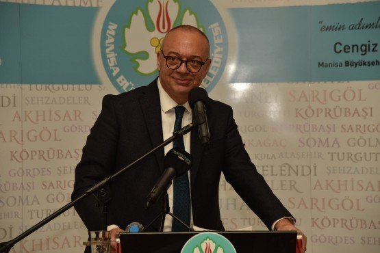 FOTOĞRAFLARIN TAMAMINI GÖRMEK İÇİN FOTOLARIN ÜSTÜNE TIKLAYIN DİĞER FOTOĞRAFLAR EKRANINIZA GELECEKTİR.

Büyükşehir’den Soma’ya 366 Milyonluk Yatırım
Manisa Büyükşehir Belediye Başkanı Cengiz Ergün Soma’da mahalle muhtarlarıyla buluştu. Mahalle muhtarıyla öğle yemeğinde bir araya gelen Başkan Ergün, Manisa Büyükşehir Belediyesi ve MASKİ Genel Müdürlüğü’nün ilçede gerçekleştirdiği çalışmalarla ilgili bilgiler verdi. Büyükşehir Belediyesi ve MASKİ Genel Müdürlüğü kanalıyla Soma’ya 366 milyon liranın üzerinde yatırım yaptıklarını belirten Başkan Ergün, “Bizleri siyasi çekişmelerin içine çekmeye çalışanlara kulak tıkadık. Manisa’mıza hizmet edeceğiz dedik ve bu doğrultuda çalışmalarımızı sürdürdük” ifadelerini kullandı.
Sık sık ilçelere gerçekleştirdiği ziyaretlerle ilçelerin nabzını tutan ve vatandaşlarla bir araya gelen Manisa Büyükşehir Belediye Başkanı Cengiz Ergün, Soma’ya ziyarette bulundu. Başkan Ergün, Soma ziyaretinde Manisa Büyükşehir Belediyesi ve MASKİ Genel Müdürlüğü’nün ilçede gerçekleştirdiği çalışmaları da yerinde inceledi. Başkan Ergün, Soma ziyaretinde ilçede görev yapan mahalle muhtarlarıyla da buluştu. Ramada Otel’de düzenlenen öğle yemeğinde muhtarlar ile bir araya gelen Başkan Ergün’e Büyükşehir Belediyesi Genel Sekreteri Aytaç Yalçınkaya, Büyükşehir Belediyesi Genel Sekreter Yardımcısı Yılmaz Gençoğlu, MASKİ Genel Müdür Yardımcısı Burak Aslay, Büyükşehir Belediyesi Başkan Danışmanı Azmi Açıkdil, Daire Başkanları, MHP İl Başkanı Erkan Öztürk, MHP İl Kadın Kolları Başkanı Hediye Özsoy, MHP İlçe Başkanı Adem Yıldırım, MHP İlçe Kadın Kolları Başkanı Emel Coşkun, MHP Soma eski İlçe Başkanı Murat Maan da eşlik etti.
Arslan Muhtarlara Hitap Etti
MHP Yunusemre Belediyesi Meclis Üyesi Hüseyin Köroğlu tarafından okunan duanın ardından programın açılış konuşmasını Muhtarlıklar Dairesi Başkanı Ersoy Arslan yaptı. Arslan, muhalle muhtarlarının devlet ile millet arasında adeta bir köprü görevi üstlendiğini belirtti. Arslan’ın ardından söz alan Soma Muhtarlar Derneği Başkanı Hüseyin Ölek ise, düzenlen organizasyon nedeniyle memnuniyetini paylaştı.
Kuruluş Sürecini Anlattı
Somalı mahalle muhtarlarına hitap eden Manisa Büyükşehir Belediye Başkanı Cengiz Ergün, Büyükşehir Belediyesi ve MASKİ Genel Müdürlüğü’nün kuruluş sürecini anlattı. Başkan Ergün, “Bugün geride bıraktığımız 4,5 yılı aşkın sürede ortaya koyduğumuz çalışmaları anlatmak ve sizlerin de taleplerini dinlemek üzere bir aradayız. Bu sürece gelmek kolay olmadı. MASKİ Genel Müdürlüğünün sıfırdan kurulması, bina ve ekipman eksikliklerinin giderilmesi, büyükşehir ve MASKİ’de yönetim kademesi ve sahada çalışacak ekiplerin atamalarının yapılması, ilçelerimizde koordinasyon merkezlerinin kurulması, ilçe belediyeleriyle sorumluluk alanlarını belirlemek, mal paylaşımları, yeni araç filolarının kurulması gibi çok geniş yelpazede çalışmayı Manisa’yla birlikte büyükşehir olan diğer 13 ilden çok çok önce tamamladık. Altyapısı olmayan, kanalizasyonu bulunmayan, yolu bozuk, köprü ihtiyacı olan mahallelerimiz, köylerimiz olduğunu üzülerek gördük. Bizler geleceğimize yatırım yapalım, çocuklarımız temiz su içsin, kanalizasyon hatlarını yenileyelim bulaşıcı hastalıklar olmasın dedik ve büyük bir altyapı yatırım hamlesi başlattık. Birçok belediye başkanı gözle görünmediği için altyapı hizmeti yapmaktan kaçıyor. Bunun aksine biz oy kaygısı gütmeden paslanmış borulardan, içler acısı halde olan su depolarından halkımız su içmesin düşüncesiyle bunların temizliğini ve yenilemelerini yaptık ve yapmaya devam ediyoruz” dedi.
Sağlıklı Nesiller İçin 77 Milyonluk Altyapı Yatırımı
MASKİ Genel Müdürlüğü kanalıyla Soma’da gerçekleştirilen altyapı yatırımlarını anlatan Başkan Ergün, “MASKİ Genel Müdürlüğünün Avrupa Birliği ile Çevre ve Şehircilik Bakanlığı’nın işbirliği kapsamında inşa ettiği Soma Atıksu Arıtma Tesisi 36 milyon lira yatırımla tamamlandı. Bunun için 291 bin 542 liralık bir kamulaştırma da yaptık. İşletilmesine ise şuana kadar 1 milyon 522 bin 153 Lira harcandı. Yani, bu önemli tesise şu ana kadar 37 milyon 800 bin liranın üzerinde bir kaynak harcanmış oldu. Soma’mızın altyapı konusunda kanayan bir yarası vardı. Yıllardır her yağmurda yukarı mahallelerden gelen ve vatandaşlarımızın su basmaları ve sel sorunları yaşamasına sebep olan bir durum söz konusuydu. Buna karşı kuşaklama yağmur suyu hattı yaparak, Soma’yı artık su basma ve taşkınlardan kurtardık. Yalnızca MASKİ Genel Müdürlüğümüzün Soma’mıza yaptığı yatırımın rakamsal değeri tam tamına 77 milyon lira. Eski parayla ifade edecek olsak, 77 trilyon. Altyapıdır, gözle görülmez diyebilirdik. Sadece üste makyaj yapıp geçebilirdik. Bu ve buna benzer milyonlarca liralık yatırımları tüm ilçelerimize yaptık. Bu yatırımlar sağlıklı içme suyu, sağlıklı kanalizasyon ve sağlıklı nesiller içindir bu böyle biline” diye konuştu.
İlçede Yapılan Çalışmaları Anlattı
2014 yılının Mayıs ayında gerçekleşen maden faciasında şehit olan 301 madencinin anısına Soma Maden Şehitliği’ni yapıldığını belirten Başkan Ergün, “Onların anılarını yaşatmak adına Soma Maden Şehitliği Anıtı’nı yaptık. Turgutalp Mahallemizdeki şehitliği yeniledik. 257 gerçek ihtiyaç sahibi vatandaşımızın yararlandığı gıda bankası, 647 öğrenci kardeşimizin eğitim aldığı MABEM kurslarımız Soma’da hizmette. Soma Otobüs Terminali, Kamyon Garajı, Yavuz Selim Bulvarı prestij düzenlemesi, Cenkyeri ve Yağcılı itfaiye müfrezesi, Bölgesel Isıtma Sistemi Pompa İstasyonu, Bölgesel Isıtma Ofisi, Atatürk Caddesi prestij düzenlemesi, Nazım Usluoğlu Caddesi prestij düzenlemesi ve İstasyon Mahallemize kazandırdığımız park ve meydan düzenlememiz ile modüler mezbaha tesisi yapımını tamamladığımız proje ve hizmetlerimiz. Prestij cadde düzenlemelerimize şöyle bir paragraf açmak istiyorum. Bu düzenlemede bildiğimiz klasik parke taşı kullanmak yerine bazalt kaplamalı taşlardan kullandık. 22 milyon 700 bin liralık yatırımla toplam 43 bin 440 metrekare kullandığımız bu taşlar, hem görünümü hem de dayanıklı yapısıyla prestij caddelerine renk kattı. Ayrıca 189 tane elektrik direği montajıyla şıkır şıkır caddeleri ilçemize kazandırmış olduk. Güle güle kullanılsın” dedi.
“Büyükşehir’e Laf Atanlara En Güzel Cevap 217 Milyonluk BIS Yatırımı”
Soma Bölgesel Isıtma Sistemi noktasında çalışmaların hızla devam ettiğini vurgulayan Başkan Ergün, “Siyasi olarak çok şey söylendi. Birçok algı oluşturulmaya çalışıldı. Bunlara yanıt vermek niyetinde değilim. Soma Belediyesinden devraldığımızda 236 abonesi bulunan Bölgesel Isıtma Sistemlerinde bugün itibariyle 10 bin 178 aboneye ulaştığımızı belirtmek istiyorum. Avrupa’da da ses getiren bu önemli projeyle Soma’mızın kendi öz kaynaklarıyla ısınması noktasında 217 milyon lira gibi bir yatırım yaptık. Bu rakam öyle küçümsenecek bir rakam değil. Siyasi olarak büyükşehir belediyesine laf atanlara 217 trilyonluk bu yatırım en güzel cevaptır. Hedefimiz, Soma’nın temiz hava solumasını sağlayacak bu projede tüm ilçemizi ısıtmak. Bu hedefimize emin adımlarla ilerliyoruz” diye konuştu.
184 Kilometre Asfalt, 639 Bin Metrekare Kilit Parke
Ulaşımda dönüşüm, asfalt, kilit parke gibi hizmetler hakkında da bilgiler veren Manisa Büyükşehir Belediye Başkanı Cengiz Ergün, “İl genelinde başlattığımız toplu ulaşımda dönüşüm hamlemizle klimalı, engelli erişimine uygun, kameralı ve modern araçlarla ulaşım yapılmasını sağladık. Tabi araçlar modernleşirken, yolları yenilememek de olmaz dedik. Yaklaşık 11 milyon 300 bin liralık bir yatırımla bugüne kadar Soma’mızın yollarında 184 kilometre asfalt çalışması yaptık. Özellikle köy ve beldeden mahalleye dönen mahallerimiz olmak üzere hem Büyükşehir Belediyemiz, hem MASKİ Genel Müdürlüğümüz kanalıyla Soma genelinde yaklaşık 19 milyon lira gibi bir bedelle 639 bin 302 metrekare parke taşı döşeme işini de gerçekleştirerek, hemşerilerimizi yazın toz-toprak, kışın çamur derdinden kurtarmış olduk. Manisa’da 40 yıllık çöp sorununu tarihe gömdüğümüz Uzunburun Katı Atık Bertaraf Tesisi’ni hayata geçirdiğimizi hepiniz biliyorsunuz. Bu önemli tesis, aynı zamanda Soma’mızın da çöp sorununu bitirecek. Tüm bu saydığım projelerin ve hizmetlerin parasal karşılığı 289 milyon lirayı aştı. MASKİ Genel Müdürlüğünü de dahil ettiğimizde 366 milyon liranın üzerinde bir yatırımı Soma’mıza kazandırmışız. İyi ki de yapmışız. Helali hoş olsun” dedi.
Bir Allah Razı Olsun Sözü Bize Yeter
Manisa Büyükşehir Belediyesi olarak hiçbir zaman siyaset yapmadıklarını belirten Başkan Ergün, “Bizleri siyasi çekişmelerin içine çekmeye çalışanlara kulak tıkadık. Biz işimizi yapacağız, Manisa’mıza hizmet edeceğiz dedik ve bu doğrultuda çalışmalarımızı sürdürdük. İnsanız. Elbette eksiğimiz olacak. Ulaşmakta geciktiğimiz yerler de olmuştur. Ancak şunu iyi bilmenizi isterim ki, hiçbir ayrım gözetmeden geleceğe yönelik proje ve hizmet üretmenin çabasında olduk. Bu çizgimizi bozmadık ve bundan sonra da bozmadan hizmet etmeye devam edeceğiz. Sizler de takdir edersiniz ki 4 buçuk yılda, ki bunun en az 1 yılı Büyükşehir ve MASKİ yapılanmasıyla geçti. Geriye kalan 3 buçuk-4 yıl gibi bir sürede 17 ilçe ve 1088 mahallemizin 30-40 yıllık sorunlarını tümden çözmek imkansız. Bu, bütçe ile ekip ve ekipmanla doğru orantılı. Sonuçta biz de Merkez Bankası değiliz, belediyemizin bütçesi ve imkanları sınırsız değil. Ancak biz hesabımızı iyi biliyor ve iyi hesap yapıyoruz. Bütçesini en iyi kullanan, en çok altyapı yapan, en çok atık su arıtma tesisi yapan ve bu konularda birinciliği kimseye kaptırmayan Manisa Büyükşehir Belediyesi ve MASKİ hiçbir kimse ve kurumdan ekstra destek almadan kendi bütçesi ile bu çalışmaları yapmakta ve kendi yağıyla kavrulmaktadır. Bizi her şekilde eleştirebilirler, eksik yaptı yanlış yaptı gecikti diyebilirler ama çalışmıyor diyemezler. Bugüne kadar yaptıklarımız, bundan sonra yapacaklarımızın teminatıdır. Bizler daha iyisini yapmaya da istekliyiz. Çünkü biz Soma’mızı, Manisa’mızı seviyoruz. Yaptığımız çalışmalar gerek tarafsız kamuoyu araştırmalarında, gerek siz değerli muhtarlarımızın geri dönüşlerinde, gerek de halkımızın yüzündeki tebessüm ve gözlerindeki ışıltıyla kendini belli ediyor. Bir Allah razı olsun sözü bize yeter diyoruz” ifadelerini kullandı.
Muhtarlardan Teşekkür
Manisa Büyükşehir Belediye Başkanı Cengiz Ergün, konuşmasının ardından mahalle muhtarlarına söz verdi. Tek tek söz alarak taleplerini anlatan mahalle muhtarları, bugüne kadar mahallelerine yapılan hizmetler nedeniyle de teşekkürlerini ilettiler. Konuşmaların ardından Cenkyeri Mahalle Muhtarı Arif İnan, MHP Genel Başkanı Devlet Bahçeli’ye takdim edilmek üzere Başkan Ergün’e Osmanlı tuğrasının yer aldığı özel bir tabak hediye etti. Ramada Otel Müdürü Hatice Coşkun da, Başkan Ergün ve davetlilerini ağırlamaktan duydukları mutluluğu belirterek çiçek takdim etti.