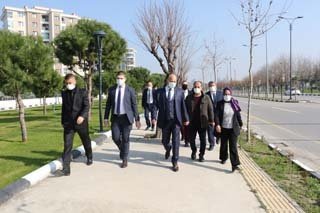 Mahalle Muhtarı Memnuniyetini Paylaştı
Yapılan çalışmalar nedeniyle memnuniyetini paylaşarak, Manisa Büyükşehir Belediye Başkanı Cengiz Ergün’e teşekkür eden Güzelyurt Mahallesi Muhtarı Aynur Tava, “Müftü Alim Efendi Caddemizde, Manisa Büyükşehir Belediyemiz tarafından kötü görünümde olan yeşil alanlara güzel peyzaj çalışmaları yapıldı. Cadde aydınlatmaları ve park içi aydınlatmaları yapıldı. Çok kötü görünümde olan trafolarımız, profesyonel olarak boyanıp birer sanat eserine dönüştü. Başta Büyükşehir Belediye Başkanımız Cengiz Ergün olmak üzere, emeği geçen herkese mahallem adına çok teşekkür ediyorum. Mahallemize ve Manisa’mıza hayırlı olsun diyorum” ifadelerinde bulundu.