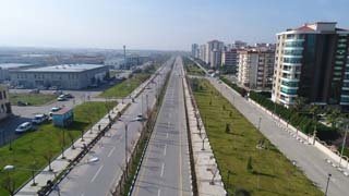 Çalışmalar Hakkında Bilgi Verdi
Mevcut bulvarda yürütülen çalışmalar hakkında bilgi veren Fen İşleri Dairesi Başkanı Uğur Topkaya, “Eski adıyla 5789 Sokak, yeni adıyla Müftü Alim Efendi Bulvarı’ndayız. Manisa Büyükşehir Belediye Başkanımız Cengiz Ergün’ün talimatıyla burada yeşil alan çimlendirme ve ağaçlandırma faaliyetine Kent Estetiği Dairesi Başkanlığımız başladı. Biz de bunların kenarında bordür, kaldırım ve aydınlatma çalışmalarını yürüttük. Ayrıca, burada bulunan ve kötü durumda olan 4 adet trafomuzun da bakım onarımlarını yaptık. Üzerine resimler çizerek, trafoları da aydınlattık. Bugün de muhtarımız ve site sakinleri ile incelemelerde bulunduk. Yapılan çalışmalarla birlikte Güzelyurt Mahallesi güzel bir prestij bulvara kavuşmuş oldu” diye konuştu.