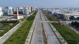 Büyükşehir Ekiplerinden Hummalı Çalışma
Mahalle Muhtarı Aynur Tava’nın yanı sıra incelemeler sırasında Büyükşehir Belediyesi’nin ekibine eşlik eden Mahalle Sakini Hasan Gülgen, de memnuniyetini dile getirdi. Gülgen, mevcut bulvarda Büyükşehir Belediyesi’nin hummalı bir çalışma gerçekleştirdiğini belirterek, “Yol üzerindeki aydınlatmalar, çimlendirme çalışmaları ve ağaç dikimi gibi çok güzel çalışmalar yapıldı. Büyükşehir Belediye Başkanımız Cengiz Ergün’e çok teşekkür ediyoruz. Ellerine, emeklerine sağlık” dedi.