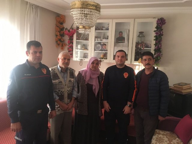 Merhum Kasım Dönmez’in Ailesine Ziyaret
İtfaiye Dairesi Başkanlığının Demirci temaslarında, Manisa Belediyesi döneminde İtfaiye Müdürlüğü bünyesinde görev yaparken, yakalandığı amansız hastalığa yenik düşerek yaşama veda eden Kasım Dönmez de unutulmadı. Merhumun baba evini ziyaret eden İtfaiye Dairesi Başkanı Gürhan İnal ve Demirci Muhtarlık İşleri Şube Müdürü Gökhan Demir, kederli aileye sabır dileklerini iletti. Merhum Kasım Dönmez’i unutmayacaklarını belirten İtfaiye Dairesi Başkanı Gürhan İnal, anne ve babanın ellerinden öperek, Büyükşehir Belediye Başkanı Cengiz Ergün’ün selamlarını iletti.