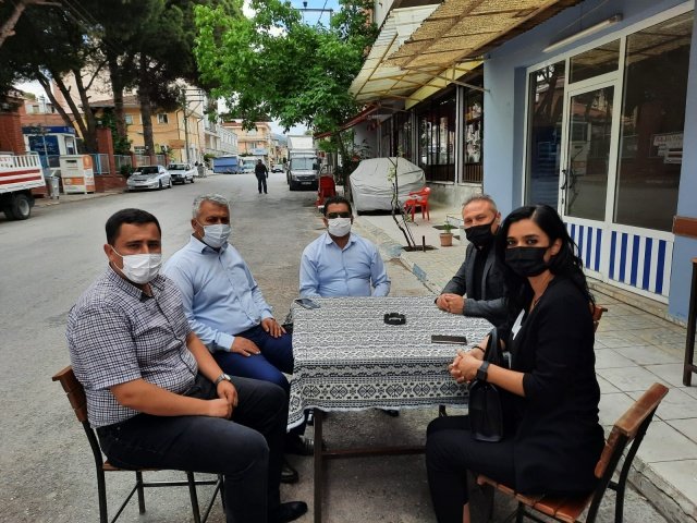Köprübaşı İlçesi de Ziyaret Edildi
Demirci temaslarının ardından Köprübaşı ilçesini de ziyaret eden Başkal, Köprübaşı temaslarına Çocuk Kültür ve Sanat Merkezi ile başladı. Merkez sorumlusu ve eğitmenlerine başarı dileklerini ileten Başkal, daha sonra sırasıyla Borlu Mahallesi Muhtarı Yunus Gökdemir ve Temrek Mahallesi Muhtarı Gencer Koçak’ı da ziyaret etti. Mahalle muhtarları, ilçelerine ve mahallelerine yapılan hizmetler nedeniyle Manisa Büyükşehir Belediyesi, MASKİ Genel Müdürlüğü ve Başkan Cengiz Ergün’e teşekkürlerini ilettiler. İlçe ziyaretlerinin süreceğini belirten Genel Sekreter Yardımcısı Uğur Başkal, 17 ilçede vatandaşlara en güzel hizmetleri ulaştırabilmenin çabası içinde olduklarını ifade etti.