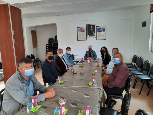Manisa Büyükşehir Belediyesi Genel Sekreter Yardımcısı Uğur Başkal, ilçe temaslarına Demirci ve Köprübaşı ilçeleriyle devam etti. Ziyaretlerde Genel Sekreter Yardımcısı Başkal’a Haşereyle Mücadele Şube Müdürü Firuze Ak da eşlik etti. İlk olarak Demirci ilçesi ile ziyaret turlarına başlayan Başkal, Manisa Büyükşehir Belediyesi Demirci Muhtarlık İşleri Müdürü Gökhan Aslan ve şube müdürlüğüne bağlı olarak çalışan Büyükşehir Belediyesi personeliyle buluştu. Büyükşehir Belediyesinin ilçedeki çalışmaları ile ilgili görüş alışverişinde bulunan Başkal, personele çalışmalarında kolaylıklar diledi, Büyükşehir Belediye Başkanı Cengiz Ergün’ün selamlarını iletti.