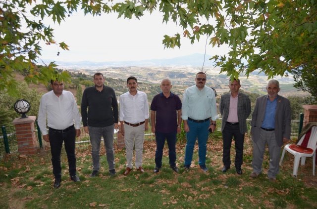 Manisa Büyükşehir Belediyesi Muhtarlık İşleri Dairesi Başkanlığı, Demirci ilçesinde Bardakçı Mahalle Muhtarı Ali İlkdoğan, Örücüler Mahallesi Muhtarı Fikret Yıldız ve Mahmutlar Mahalle Muhtarı Nurullah Koyunoğlu’yu ziyaret etti. Mahalle muhtarlarının ve görüş ve taleplerini dinleyen daire başkanlığı ekipleri, Manisa Büyükşehir Belediye Başkanı Cengiz Ergün’ün selamlarını ileterek, hediye takdim ettiler. Ziyaretten duydukları memnuniyeti dile getiren mahalle muhtarları ise yapılan hizmetler nedeniyle Manisa Büyükşehir Belediye Başkanı Cengiz Ergün’e teşekkür ettiler. Ziyaretler sırasında daire başkanlığı ekiplerine, Belediye Meclis Üyesi Hayati İmrenlerli de eşlik etti.