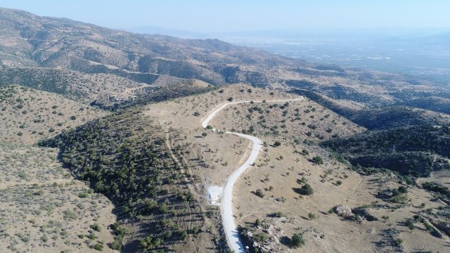 Manisa Büyükşehir Belediyesi, Kula ilçesi Konurca Mahallesi’nin karayolları ile bağlantısını sağlayan yolda, yenilme çalışması yaptı. Mevcut yolda önce genişletme ve temel çalışması yapan Manisa Büyükşehir Belediyesi, son olarak sathi kaplama çalışmasıyla, yolda konfor ve güveni sağladı. Manisa Büyükşehir Belediyesi Genel Sekreter Yardımcısı Ali Öztozlu, Yol Yapım ve Onarım Dairesi Başkanı Kurtuluş Kuruçay, Manisa Büyükşehir Belediyesi Kula Muhtarlık İşleri Şube Müdürü Faik Şentürk ile birlikte mevcut yolda incelemede bulundu.