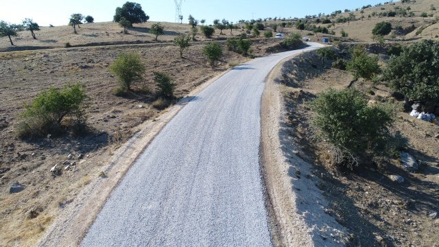 Kula ilçesi Konurca Mahallesi’nin karayolları ile bağlantısını sağlayan güzergahta Manisa Büyükşehir Belediyesi, yol yapım çalışması gerçekleştirdi. Mevcut yolda önce genişletme ve temel çalışması yapan Büyükşehir Belediyesi, daha sonra ise asfalt çalışması gerçekleştirdi.
