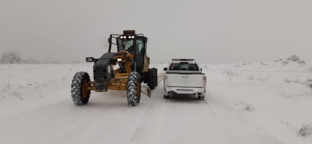 Manisa Büyükşehir Belediyesi Yol Yapım, Bakım ve Onarım Dairesine bağlı karla mücadele ekipleri, kentin yüksek kesimlerinde etkisini gösteren kar yağışının ardından harekete geçti.  Hayatın olumsuz etkilenmemesi için özveriyle mücadele eden ekipler, yolların açık tutulması için kar küreme, tuzlama ve solüsyon çalışması gerçekleştirdi.