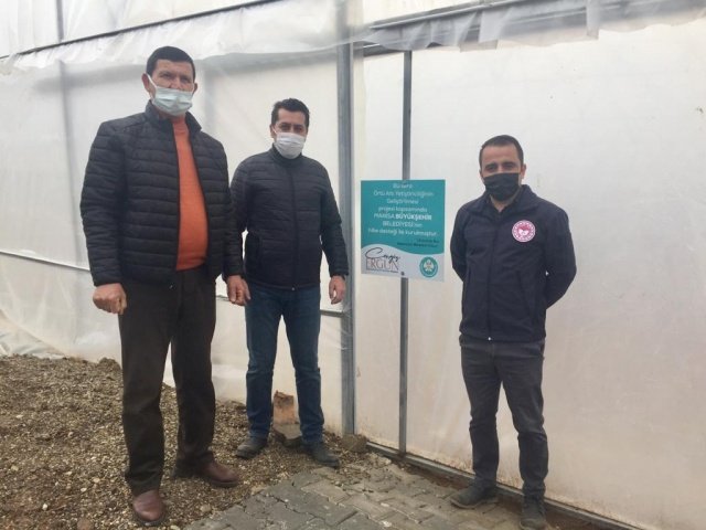 Manisa Büyükşehir Belediyesi tarafından Demirci Kaymakamlığı’na tahsis edilen serada, ilk etapta 500 lavanta fidesi toprakla buluştu. Lavanta fidelerinin dikimine Demirci Kaymakamı Adem Kaya, Belediye Başkanı Selami Selçuk, Manisa Büyükşehir Belediyesi Demirci İlçe Koordinatörü Gökhan Aslan, İlçe Tarım ve Orman Müdürü İslam Köse ve Ziraat Odası Başkanı Mehmet Karakaya’da katıldı.