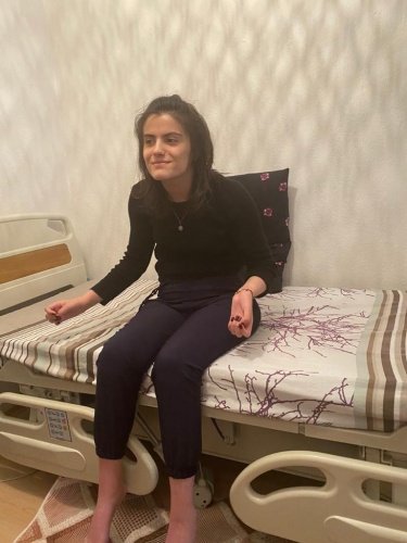Sosyal belediyecilik anlayışıyla engelli vatandaşların her zaman yanında olan Manisa Büyükşehir Belediyesi, akülü tekerlekli sandalye talebinde bulunan eski milli judocu Cansu Buzyürük’ün isteğini geri çevirmedi. Talep üzerine harekete geçen Sosyal Hizmetler Dairesi Başkanlığı ekipleri, Buzyürük’ün akülü tekerlekli sandalyesini adresine teslim etti. Akülü tekerlekli sandalyesiyle artık daha rahat hareket edebileceğini ifade eden Buzyürük, talebini geri çevirmeyen Manisa Büyükşehir Belediyesine ve Başkan Cengiz Ergün’e teşekkür etti.