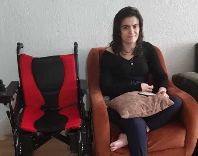 Manisa Büyükşehir Belediyesi, geçirdiği omurilik felci sonrası tekerlekli sandalyeye bağlı olarak yaşamını sürdüren milli judocu Cansu Buzyürük’e akülü tekerlekli sandalye hediye etti.