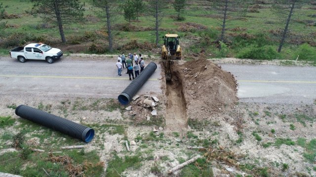 Öztozlu’ya incelemesinde Manisa Büyükşehir Belediyesi Yol Yapım ve Onarım Dairesi Başkanı Kurtuluş Kuruçay, Manisa Büyükşehir Belediyesi Demirci Muhtarlık İşleri Şube Müdürü Gökhan Aslan, Manisa Büyükşehir Belediye Meclis Üyesi Nurullah Akgün ve MHP İlçe Başkanı Ümit Kanyılmaz eşlik etti.