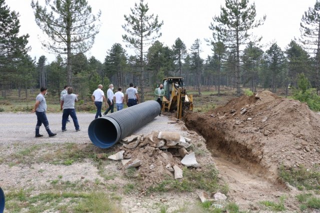Manisa Büyükşehir Belediyesi il genelinde yapmış olduğu yol yapım ve onarım çalışmaları ile sürücülerin ve seyahat eden vatandaşların güvenliğini sağlamaya yönelik çalışmalarına tüm hızıyla devam ediyor. Yapılan çalışmalar ile Manisa Büyükşehir Belediyesi, hem yol güvenliğini hem de yol konforunu üst noktalara taşımaya devam ediyor. Manisa Büyükşehir Belediyesi Genel Sekreter Yardımcısı Ali Öztozlu, Demirci ilçesine giderek Manisa Büyükşehir Belediyesi Yol Yapım ve Onarım Dairesi Başkanlığı tarafından Mahmutlar-Bardakçı-Balıkesir yolu üzerinde devam eden sathi kaplama çalışmaları öncesinde yürütülen altyapı çalışmaları kapsamında koruge boru konulması çalışmalarını yerinde inceleyerek, bilgi aldı.