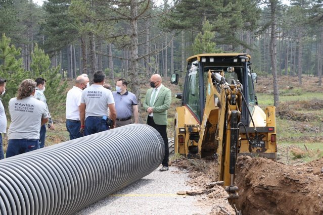 Manisa Büyükşehir Belediyesi, Demirci ilçesinde Mahmutlar-Bardakçı yolu üzerinde devam eden yol çalışmalarına devam ederken, Manisa Büyükşehir Belediyesi Genel Sekreter Yardımcısı Ali Öztozlu çalışmaları yerinde inceleyerek, çalışmalar hakkında bilgi aldı.