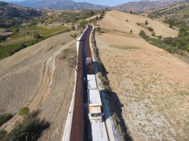 İl genelinde yol yapım çalışmalarına hızla devam eden Manisa Büyükşehir Belediyesi, Sarıgöl ilçesinde, Kızılçukur, Karacali ve Beyharmanı Mahalleri arasında bağlantıyı sağlayan yolda sathi kaplama çalışmasına başladı.