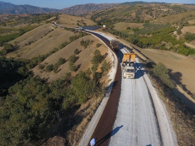 Sarıgöl ilçesi, Kızılçukur, Karacali ve Beyharmanı Mahalleri arasında bağlantıyı sağlayan 15 kilometrelik yolda, Manisa Büyükşehir Belediyesi sathi kaplama çalışmasına başladı. Kısa süre içerisinde tamamlanacak olan yol çalışmasıyla mevcut mahalleler arası ulaşımda konfor sağlanacak.