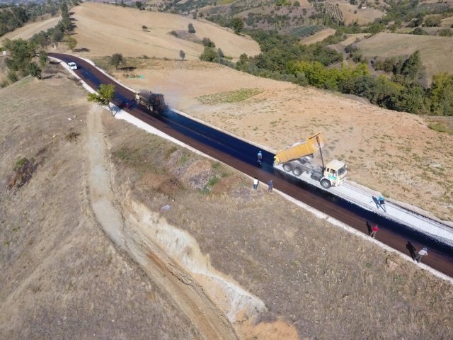15 kilometrelik güzergâhta yapılan yol çalışması hakkında bilgi veren Manisa Büyükşehir Belediyesi Yol Yapım ve Onarım Dairesi Başkanı Kurtuluş Kuruçay, “Manisa Büyükşehir Belediye Başkanımız Sayın Cengiz Ergün’ün talimatları doğrultusunda, il genelinde bakımsız ve kötü görünümde olan yolları yenileyerek, vatandaşlarımızı güvenli ulaşımla buluşturuyoruz.