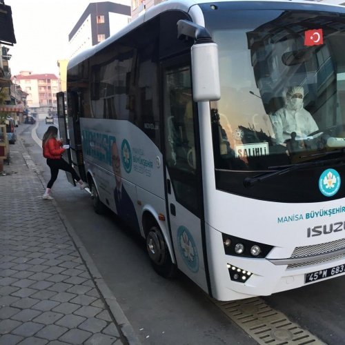 Tüm yurtta olduğu gibi Manisa'da da hafta sonu sınav telaşı yaşandı. Manisa'da da KPSS'ye girecek olan vatandaşların mağduriyet yaşamaması için tüm önlemleri alan Manisa Büyükşehir Belediyesi, sınav saatinin sokağa çıkma kısıtlamasına denk gelmesi nedeniyle toplu ulaşım seferlerinde düzenlemeye gitti.