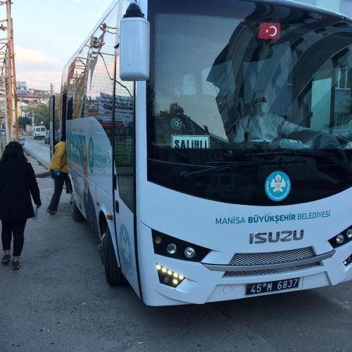Manisa Büyükşehir Belediyesi, hafta sonu gerçekleştirilen Kamu Personeli Seçme Sınavına (KPSS) katılacak olan vatandaşların mağduriyet yaşamaması için yoğun çaba sarf etti. Bu kapsamda il genelinde Covid-19 tanılı ve temaslı vatandaşları gerekli önlemleri alarak sınav yerlerine ulaştıran Manisa Büyükşehir Belediyesi, kent merkezinde de sınava geç kalan kamu personeli adaylarının da yardımına koştu.