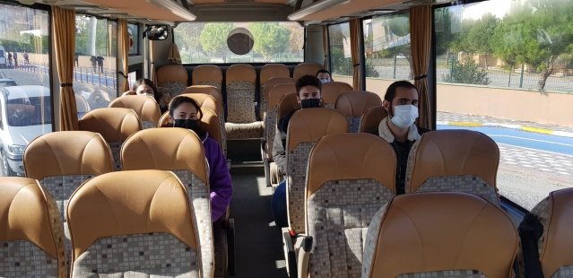 Sokağa çıkma kısıtlamalarının olduğu saatlerde toplu ulaşımın yapılamaması nedeniyle kamu personeli adaylarının mağduriyet yaşamaması için toplu ulaşım seferleri 07:00'de başlatıldı. Öte yandan sınava girecek olan covid-19 tanılı ve temaslı vatandaşlar da mağduriyet yaşamamaları için Manisa Büyükşehir Belediyesi'ne ait araçlarla sınav yerlerine götürüldü.