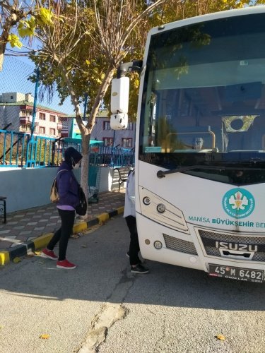 Bu noktada da gerekli tüm önlemler alındı Büyükşehir Belediyesine ait araçlar koruyucu kıyafetli personeller tarafından kullanılırken, araçlar da dezenfekte edildi.