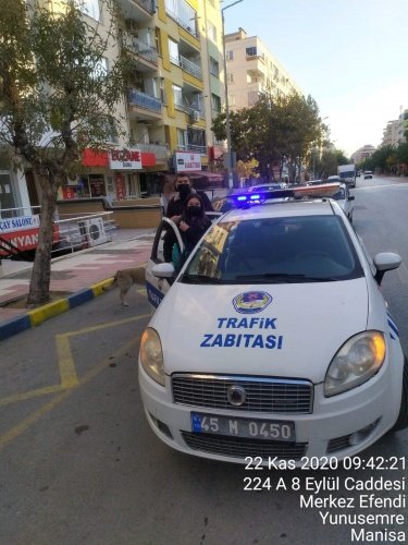 Kent merkezinde rutin denetimlerini sürdüren Manisa Büyükşehir Belediyesi Ulaşım Dairesi Başkanlığı'na bağlı Trafik Zabıta ekipleri, sınava geç kaldıklarını fark ettikleri adayların yardımına koştu. Sınava dakikalar kala sınav yerlerine ulaşamayan kamu personeli adayları, Manisa Büyükşehir Belediyesi'nin desteğiyle sınav yerlerine ulaştırıldı.