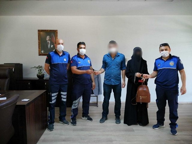Zabıta ekipleri, kısa bir sürede içerisinde değerli ziynet eşyalarının bulunduğu çantanın sahibine ulaştı.