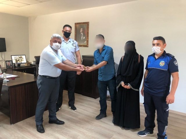 Manisa Şehirler Arası Otobüs Terminalinde görevli Manisa Büyükşehir Belediyesi Ulaşım Daire Başkanlığı ile Zabıta Dairesi Başkanlığı’na bağlı zabıta ekipleri, rutin devriyeleri sırasında terminalde bankta duran çantayı fark etti.