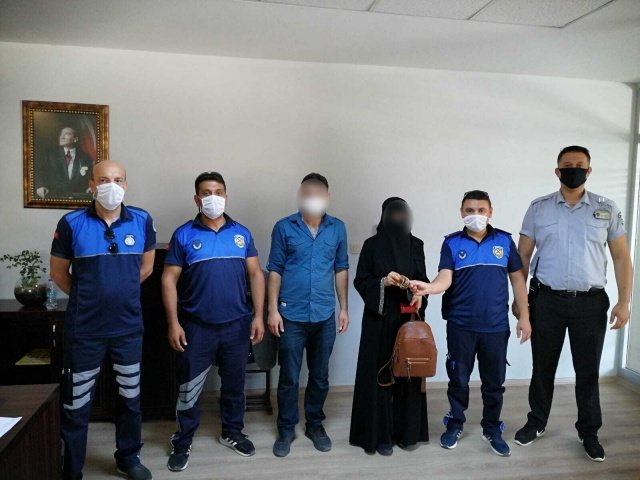 Çantayı tutanakla teslim alan Zeynep K., Büyükşehir Belediyesi personelinin örnek davranışı nedeniyle teşekkür etti. Yeni evli çift oldukları belirlenen gençlere bank üzerinde unutulan ziynet eşyalarını teslim eden Zabıta Dairesi Başkanı Mustafa Duman, “Görevi esnasında özveri ve dikkatli çalışan zabıta personelimize ve güvenlik personelimize teşekkür ederim” dedi.