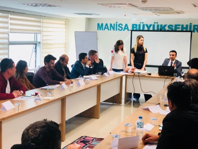 Gerçekleştirilen eğitimde İlk yardımcı kimdir? İlk yardımın öncelikli amaçları nelerdir? İlk yardımın temel uygulamaları nelerdir? gibi temel ilk yardım ilkeleri üzerine duruldu.