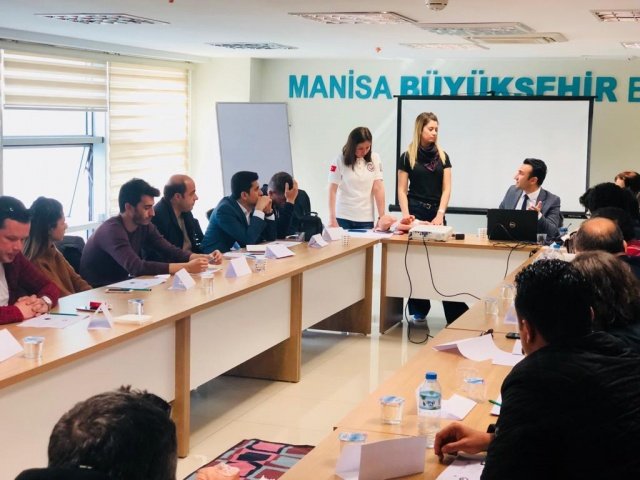 Eğitim hakkında bilgi veren Sağlık İşleri Daire Başkanı Talip Akbaş, Daire Başkanlığı olarak gerçekleştirdikleri ilk yardım eğitimlerine ara vermeden devam edeceklerini belirtti.