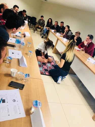Büyükşehir Belediyesi’nin çeşitli birimlerinde görev yapan personellere eğitimde solunum yetmezliği, kanama, kesik, kaza, tıkanma, zehirlenme, hayvan ısırmaları, yaralanma konularında uygulamalı bilgiler verildi.