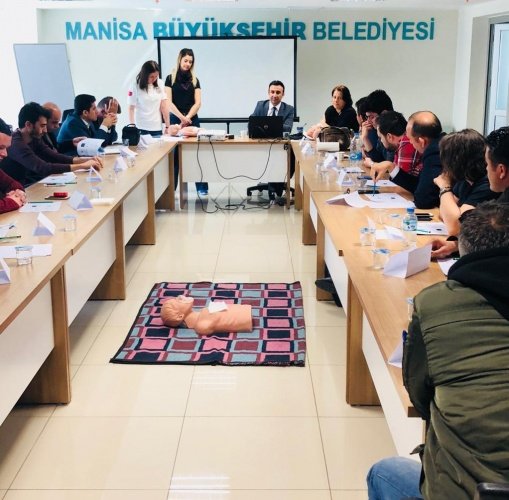 Manisa Büyükşehir Belediyesi Sağlık İşleri Daire Başkanlığı, iş sağlığı ve güvenliği kanunu gereğince ilk yardım eğimlerini sürdürüyor. Gerçekleştirilen eğitimde ilk yardımın öncelikli amaçları ile ilk yardımın temel uygulamaları ve ilk yardım ilkeleri üzerinde duruldu.